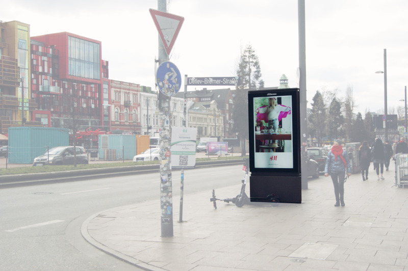 Digitale Werbeanlage auf Fußweg